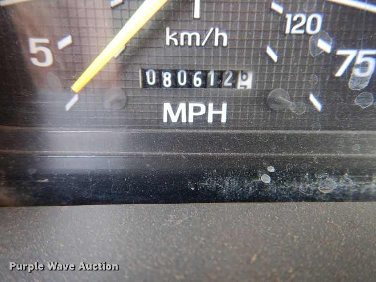 image for item IJ9482 1995 Ford F700  truck cab and chassis