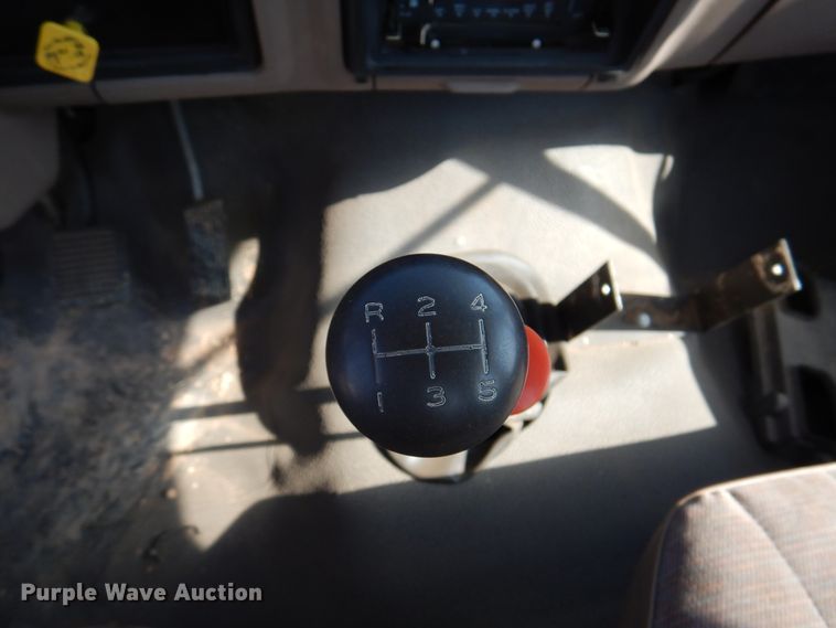 image for item IJ9482 1995 Ford F700  truck cab and chassis