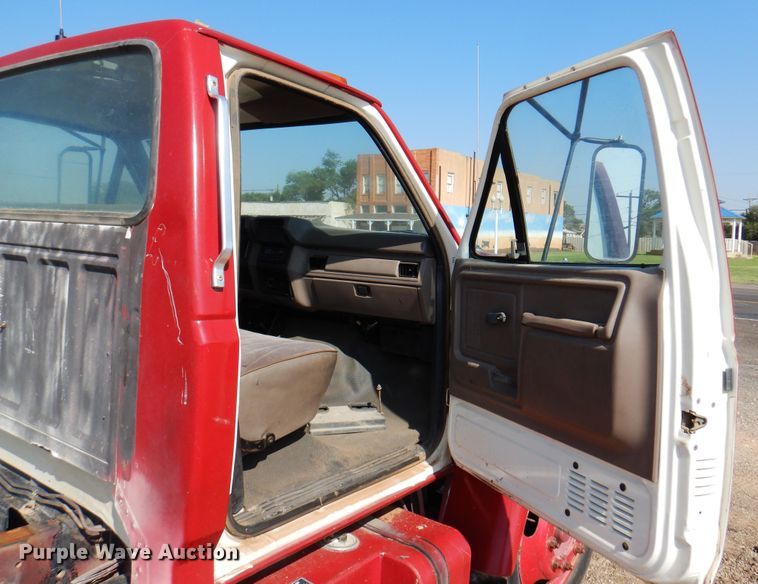 image for item IJ9482 1995 Ford F700  truck cab and chassis