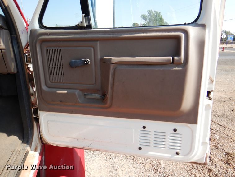 image for item IJ9482 1995 Ford F700  truck cab and chassis