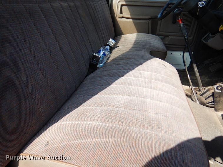 image for item IJ9482 1995 Ford F700  truck cab and chassis