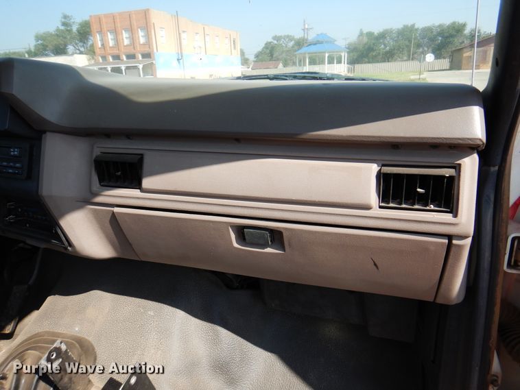 image for item IJ9482 1995 Ford F700  truck cab and chassis