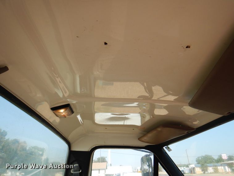 image for item IJ9482 1995 Ford F700  truck cab and chassis