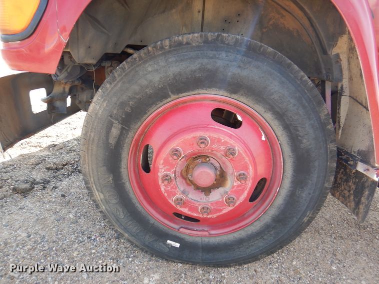 image for item IJ9482 1995 Ford F700  truck cab and chassis