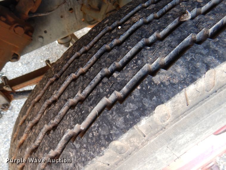 image for item IJ9482 1995 Ford F700  truck cab and chassis