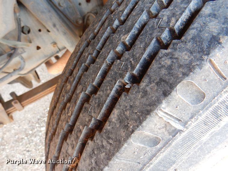 image for item IJ9482 1995 Ford F700  truck cab and chassis