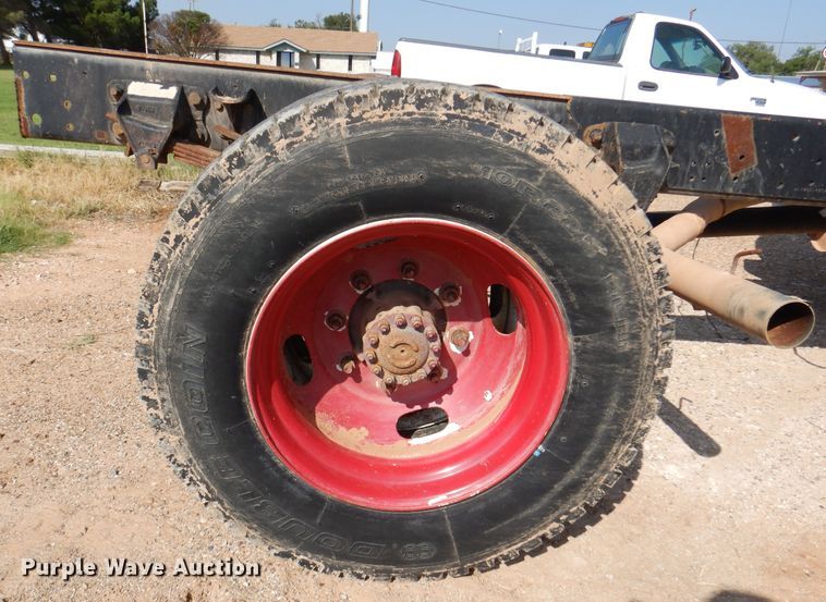 image for item IJ9482 1995 Ford F700  truck cab and chassis