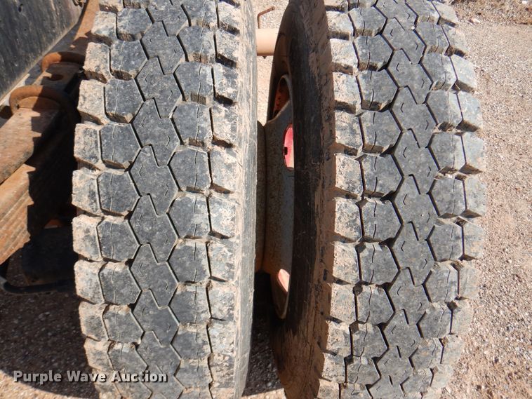 image for item IJ9482 1995 Ford F700  truck cab and chassis