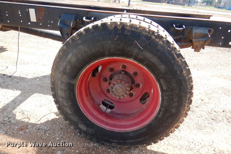 image for item IJ9482 1995 Ford F700  truck cab and chassis