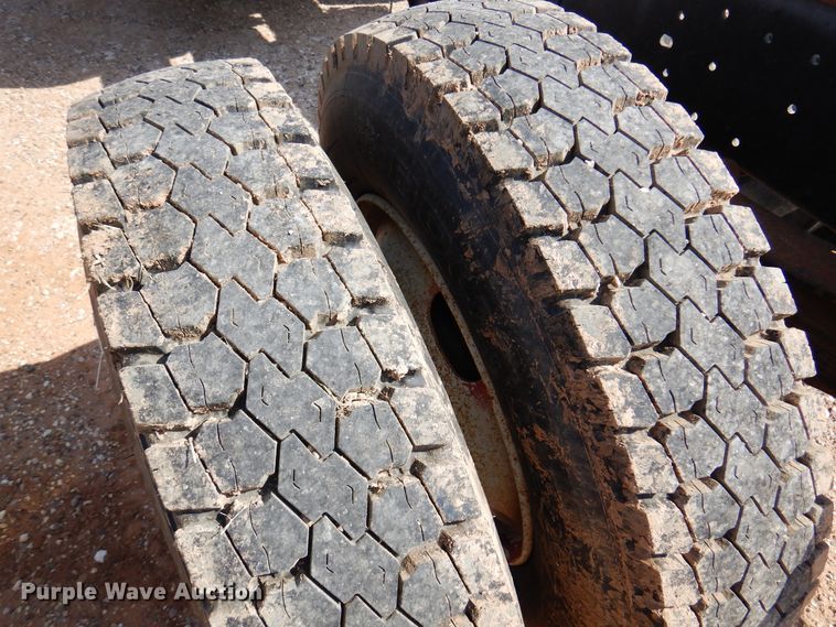 image for item IJ9482 1995 Ford F700  truck cab and chassis