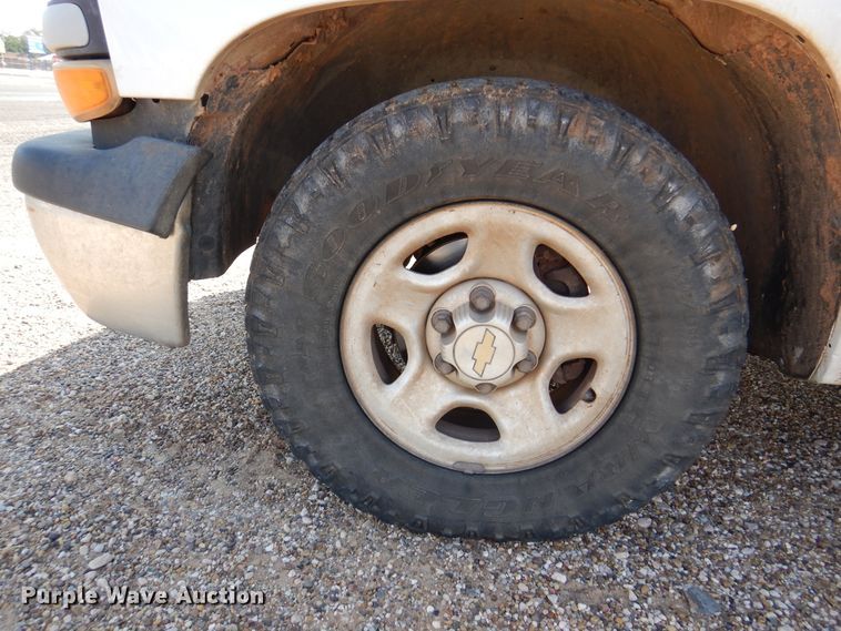 image for item IJ9483 2002 Chevrolet Silverado 1500  Ext. Cab pickup truck