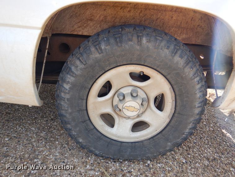 image for item IJ9483 2002 Chevrolet Silverado 1500  Ext. Cab pickup truck