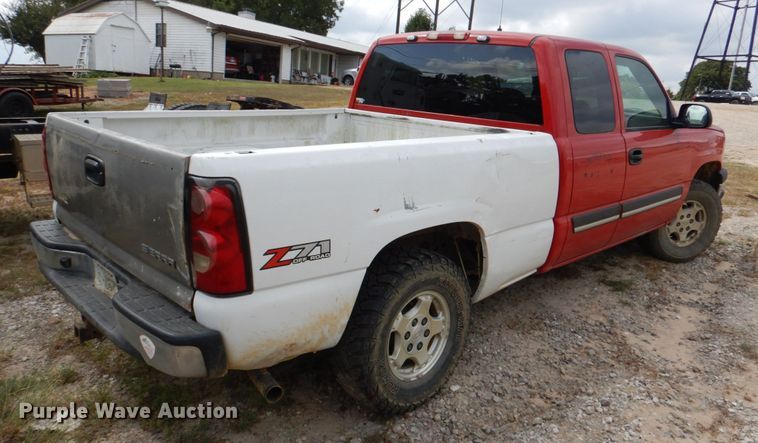image for item IR9172 2004 Chevrolet Silverado 1500  Ext. Cab pickup truck