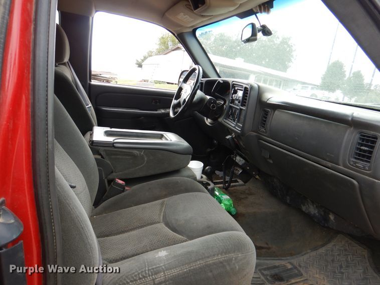 image for item IR9172 2004 Chevrolet Silverado 1500  Ext. Cab pickup truck