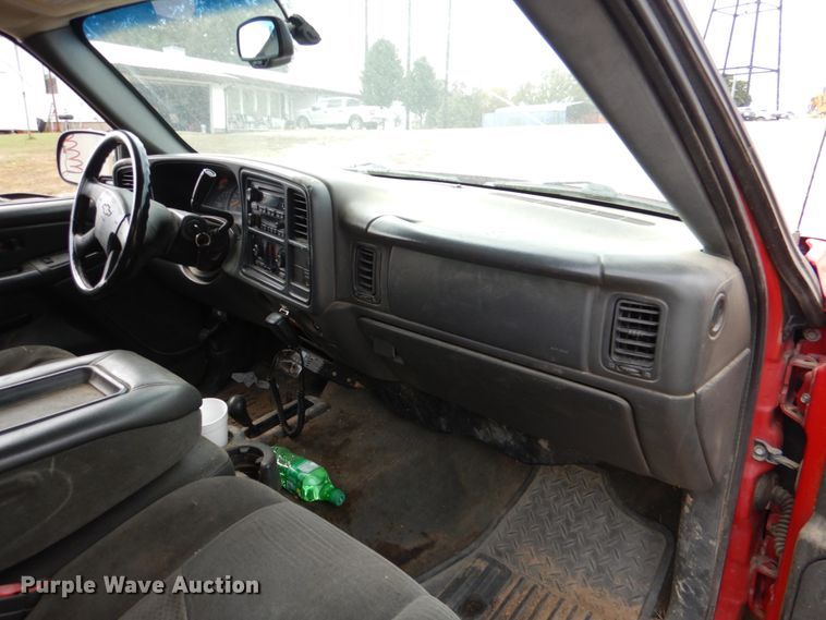 image for item IR9172 2004 Chevrolet Silverado 1500  Ext. Cab pickup truck