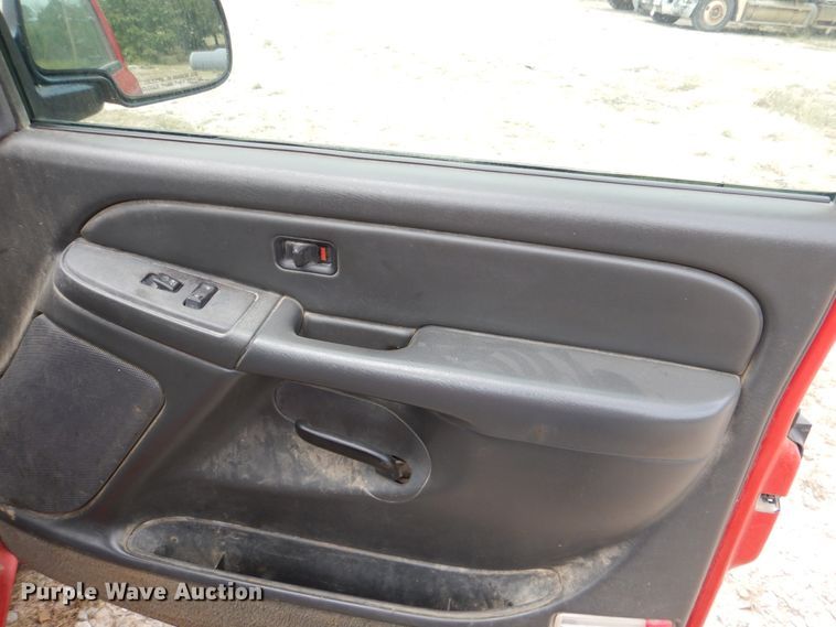 image for item IR9172 2004 Chevrolet Silverado 1500  Ext. Cab pickup truck