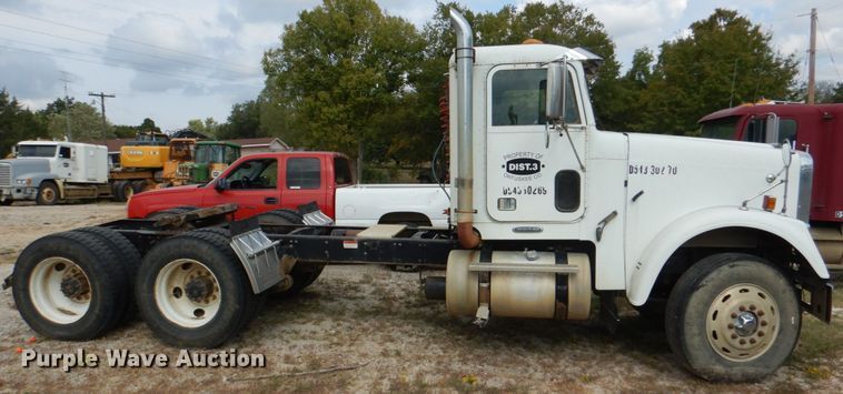 image for item IR9173 2006 Freightliner FLD120  semi truck