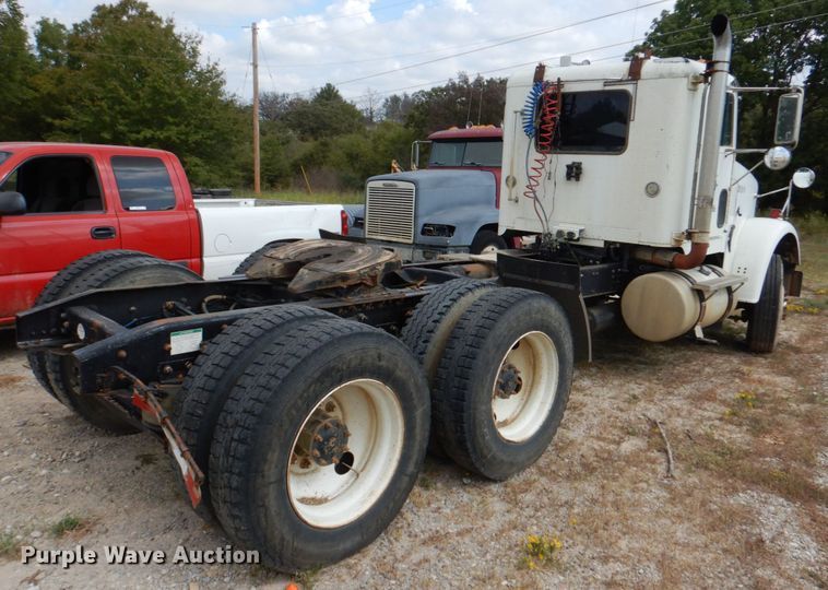 image for item IR9173 2006 Freightliner FLD120  semi truck