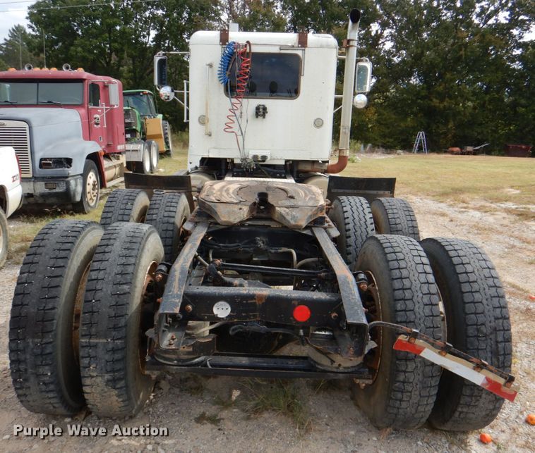 image for item IR9173 2006 Freightliner FLD120  semi truck