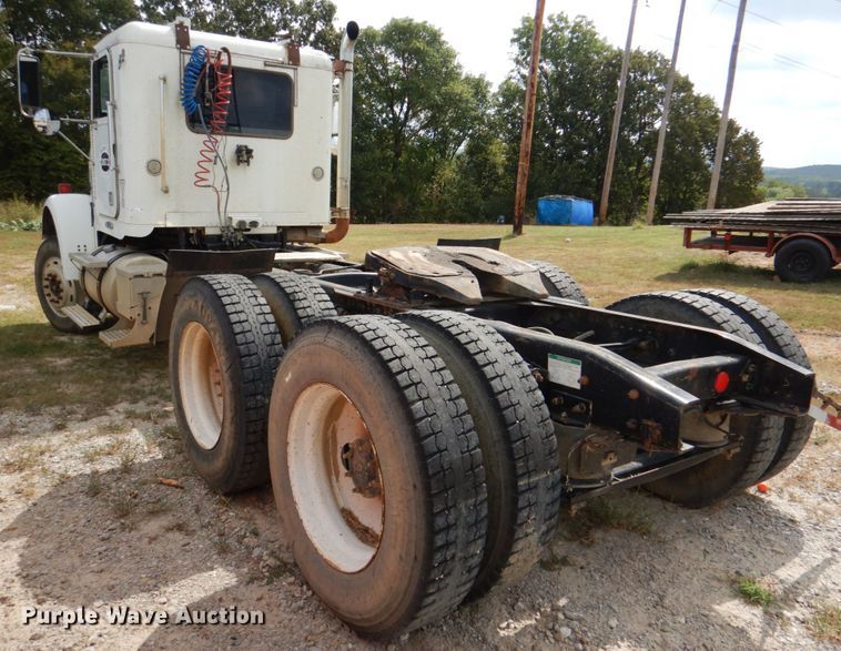 image for item IR9173 2006 Freightliner FLD120  semi truck