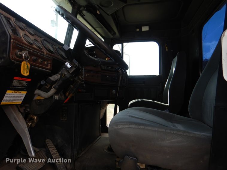 image for item IR9173 2006 Freightliner FLD120  semi truck