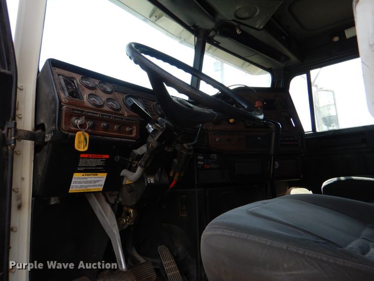 image for item IR9173 2006 Freightliner FLD120  semi truck