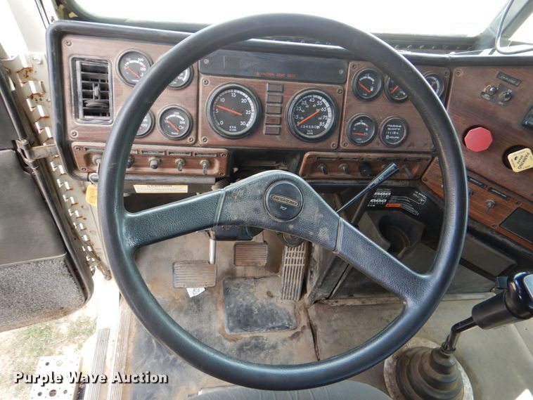 image for item IR9173 2006 Freightliner FLD120  semi truck