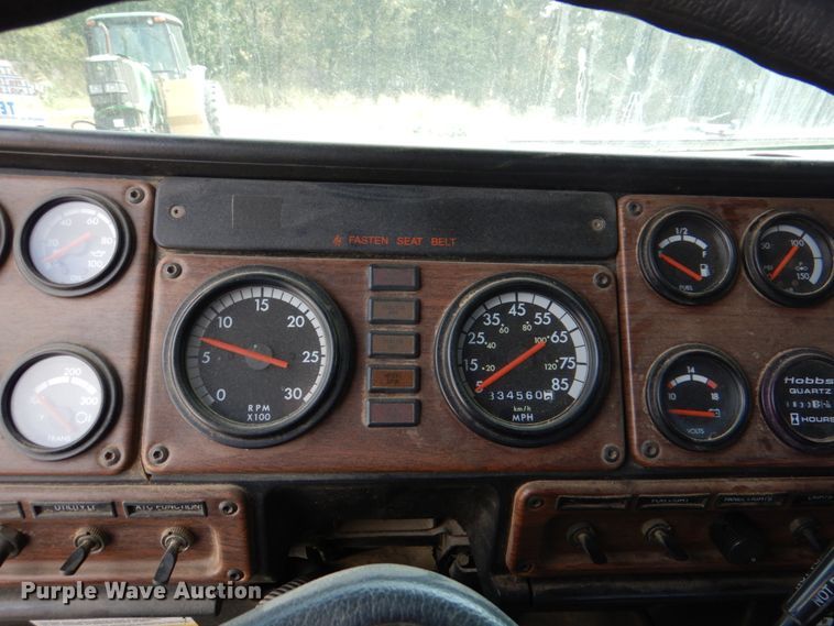 image for item IR9173 2006 Freightliner FLD120  semi truck