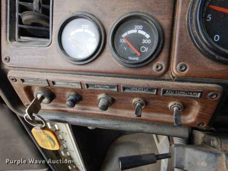 image for item IR9173 2006 Freightliner FLD120  semi truck