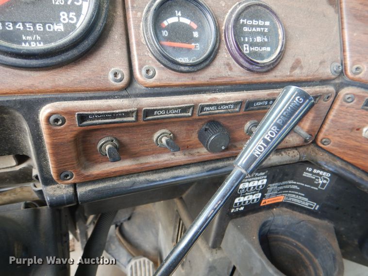 image for item IR9173 2006 Freightliner FLD120  semi truck