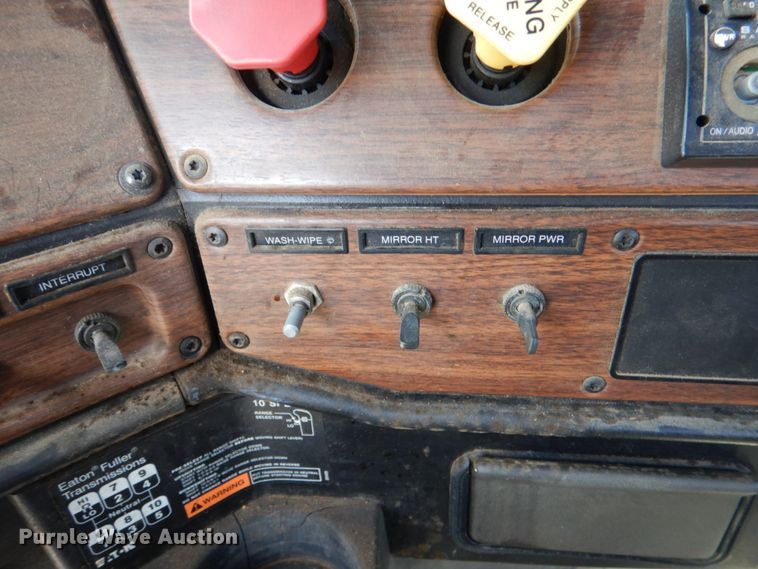 image for item IR9173 2006 Freightliner FLD120  semi truck