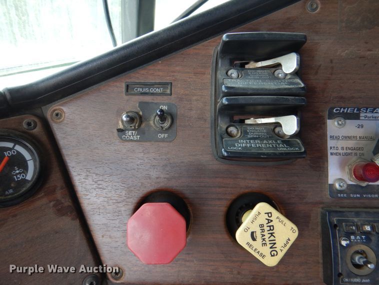 image for item IR9173 2006 Freightliner FLD120  semi truck