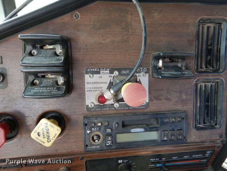 image for item IR9173 2006 Freightliner FLD120  semi truck