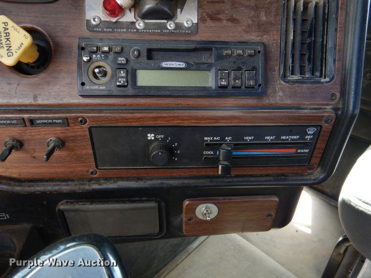 image for item IR9173 2006 Freightliner FLD120  semi truck