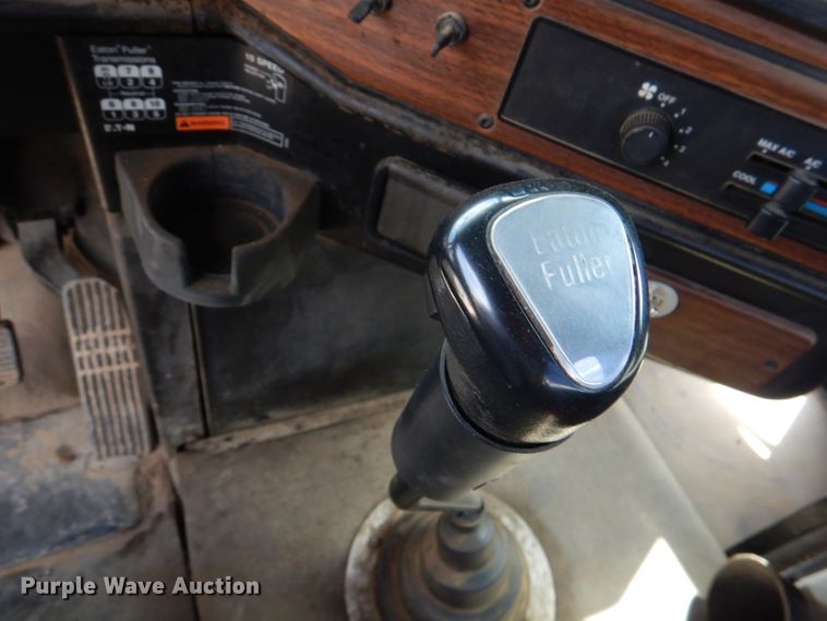 image for item IR9173 2006 Freightliner FLD120  semi truck