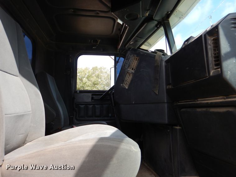 image for item IR9173 2006 Freightliner FLD120  semi truck