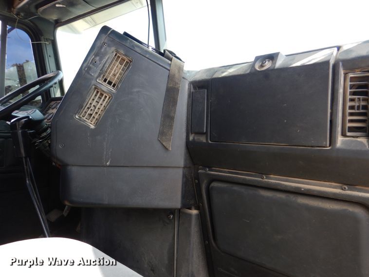 image for item IR9173 2006 Freightliner FLD120  semi truck