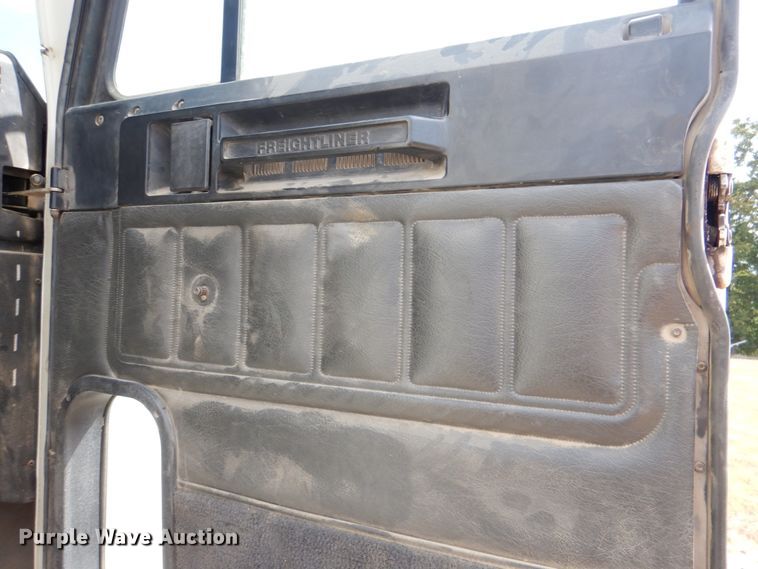 image for item IR9173 2006 Freightliner FLD120  semi truck