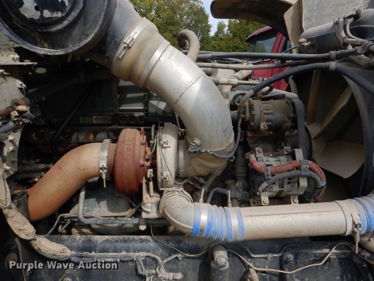 image for item IR9173 2006 Freightliner FLD120  semi truck