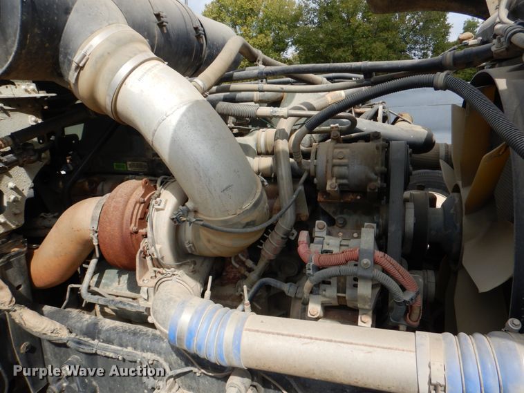 image for item IR9173 2006 Freightliner FLD120  semi truck