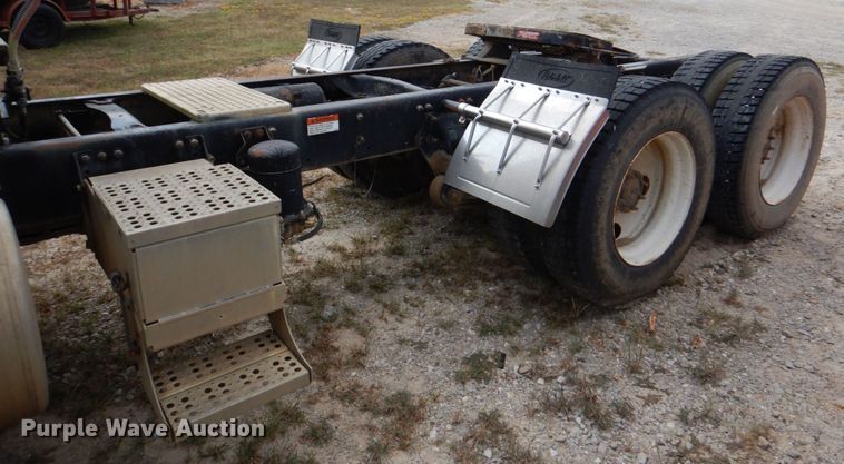 image for item IR9173 2006 Freightliner FLD120  semi truck