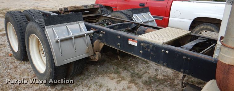 image for item IR9173 2006 Freightliner FLD120  semi truck