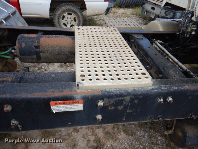 image for item IR9173 2006 Freightliner FLD120  semi truck