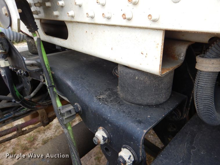 image for item IR9173 2006 Freightliner FLD120  semi truck