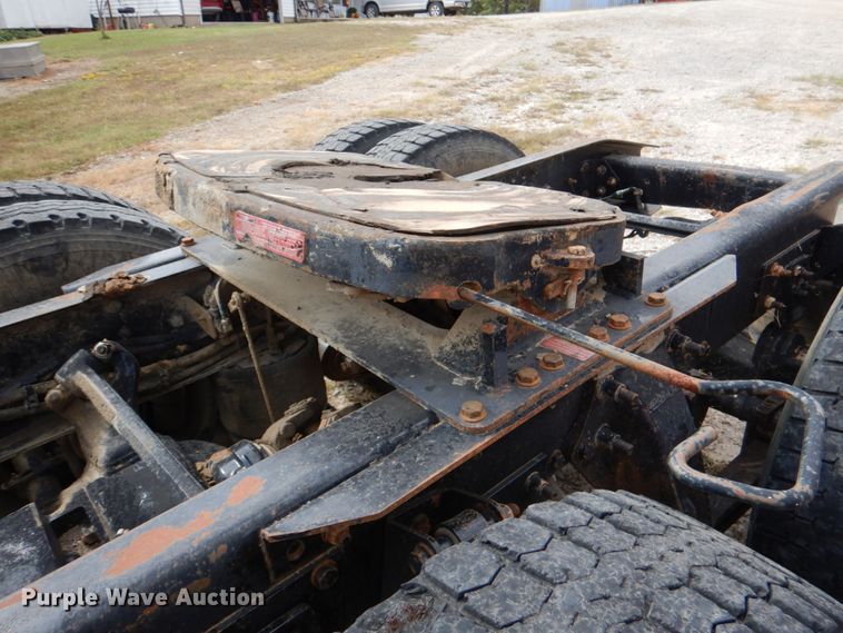 image for item IR9173 2006 Freightliner FLD120  semi truck