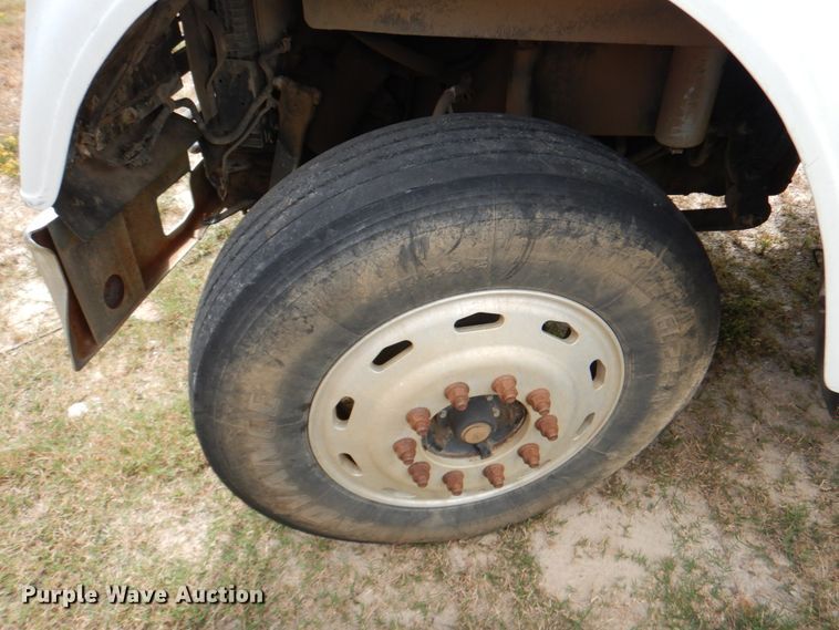 image for item IR9173 2006 Freightliner FLD120  semi truck