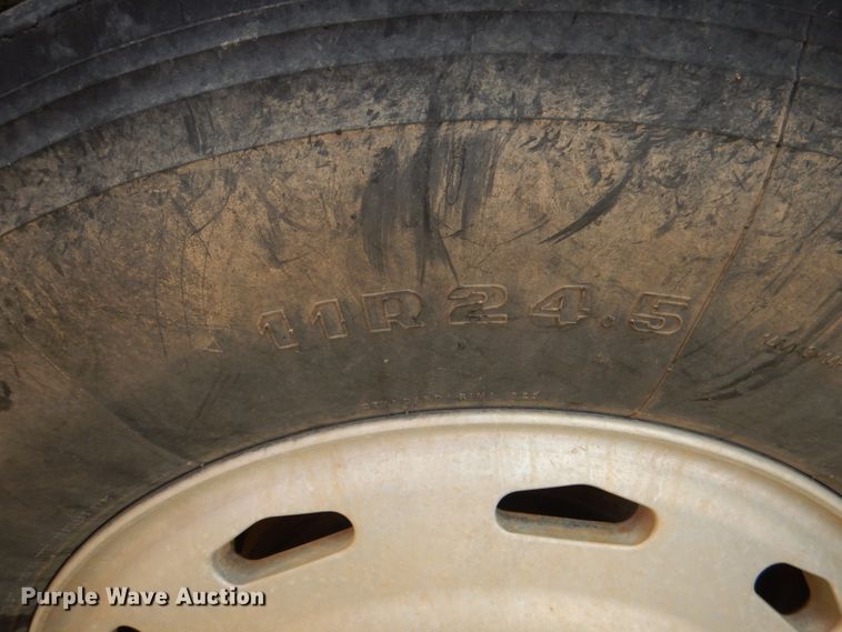 image for item IR9173 2006 Freightliner FLD120  semi truck