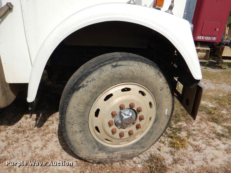 image for item IR9173 2006 Freightliner FLD120  semi truck