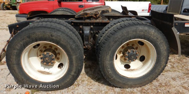 image for item IR9173 2006 Freightliner FLD120  semi truck