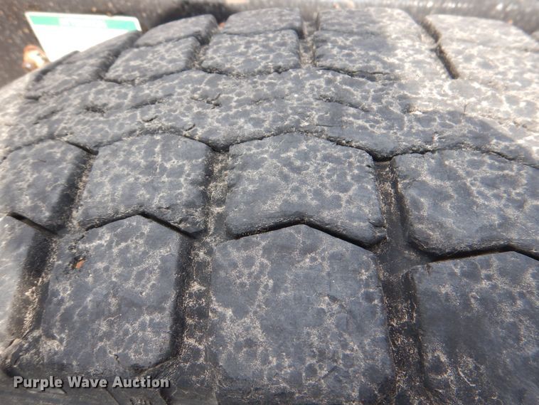 image for item IR9173 2006 Freightliner FLD120  semi truck